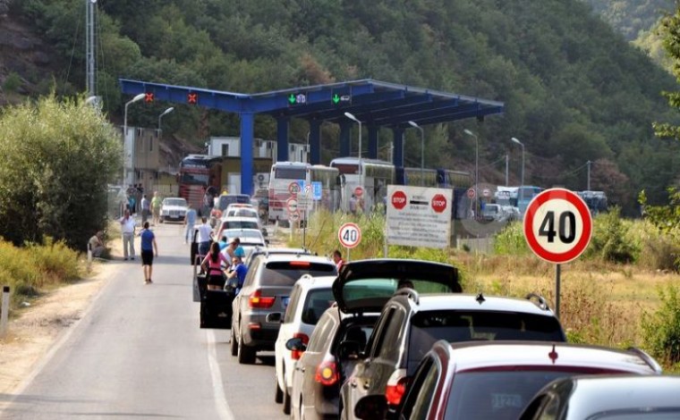 Qarkullimi i veturave nga Serbia për në Kosovë vazhdon me kontrolle të shtuara