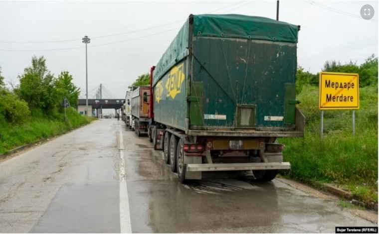 Kamionëve dhe autobusëve nga Kosova u pamundësohet lëvizja në Serbi