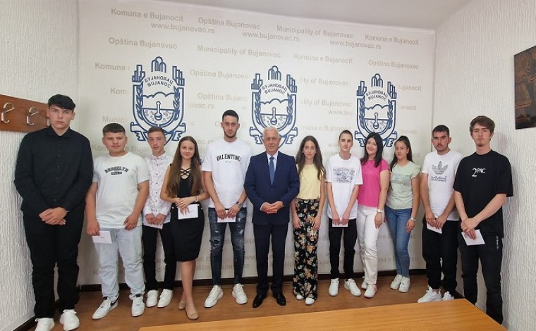 Komuna e Bujanocit shpërblen me 24 mijë dinarë nxënësit më të dalluar të gjeneratës