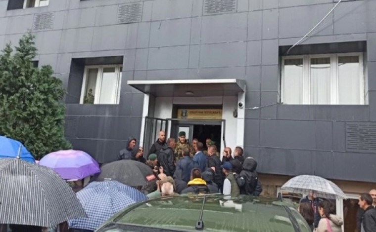 Stacionet policore në Zveçan dhe Mitrovicë të Veriut sulmohen me katër shok-bomba