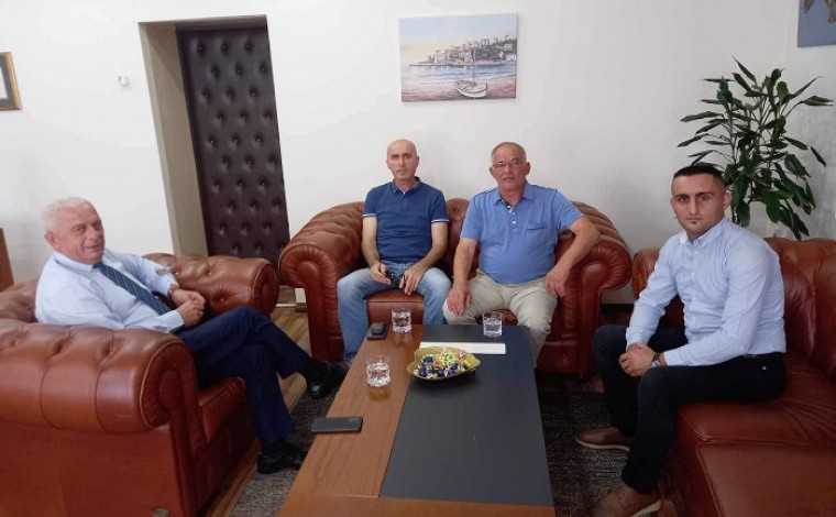 Arifi pret mërgimtarë për vizitë në kabinetin e tij (video)