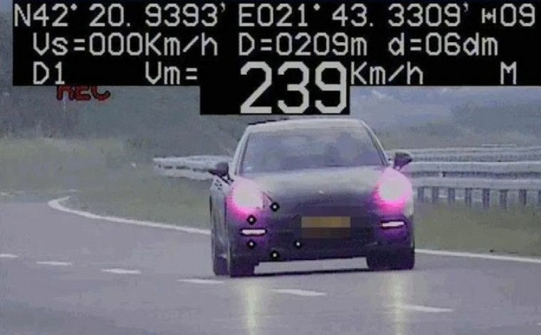 Policia ndalon afër Bujanocit: Ai ka vozitur një “Porsche” 239 kilometra në orë