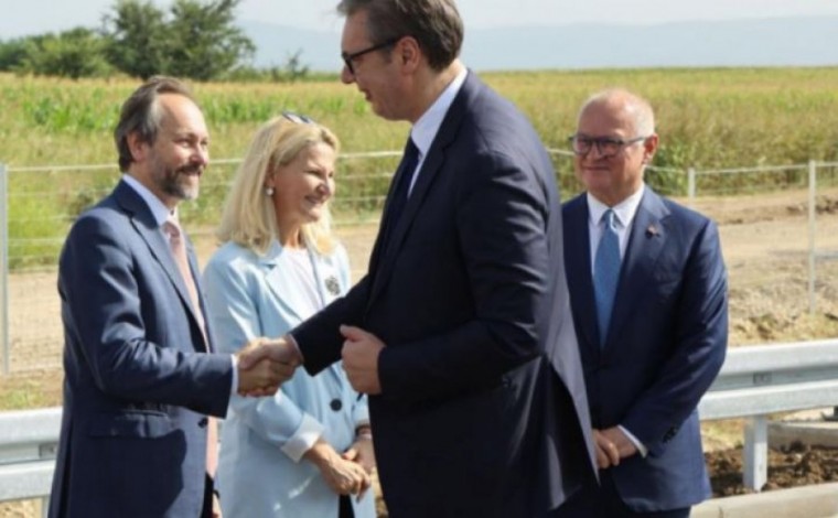“Autostrada e Paqes”, Serbia inauguron pjesën e parë e Vuçiqi me ambasadorin e BE-së dalin në terren