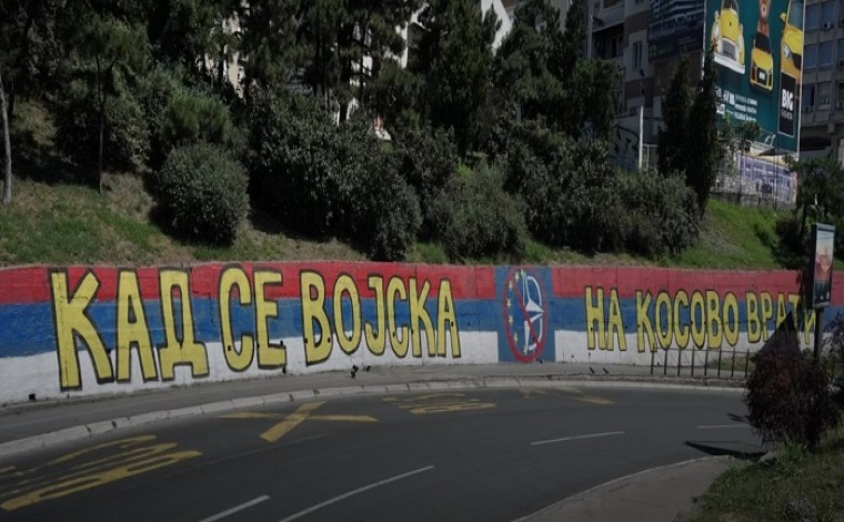 "Thirrje" ushtrisë serbe të kthehet në Kosovë, Beogradi pa reagim ndaj grafiteve kërcënuese