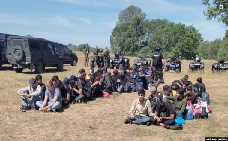 Policia e Serbisë gjen migrantë dhe armë në kufirin me Hungarinë