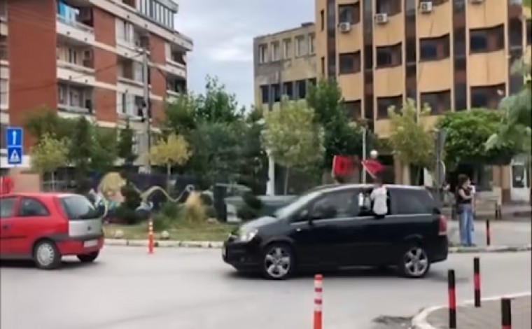 Diskriminimi në Preshevë: Serbia gjobit shqiptarët që ekspozojnë flamurin kuq e zi (video)