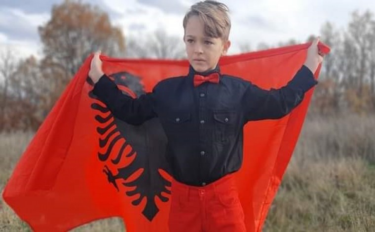 Lotët e tifozit kuq e zi, Amar Hasanit nga Presheva që preku zemrat e shqiptarëve (video)