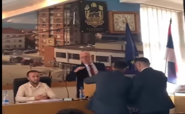 Këshilltarët e APN-së me aksion simbolik në kuvendin komunal në Bujanoc (video)