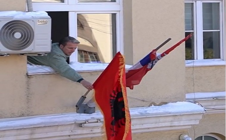 Arifi vendosi flamurin shqiptar para kohe në ndërtesën e Komunës në Preshevës