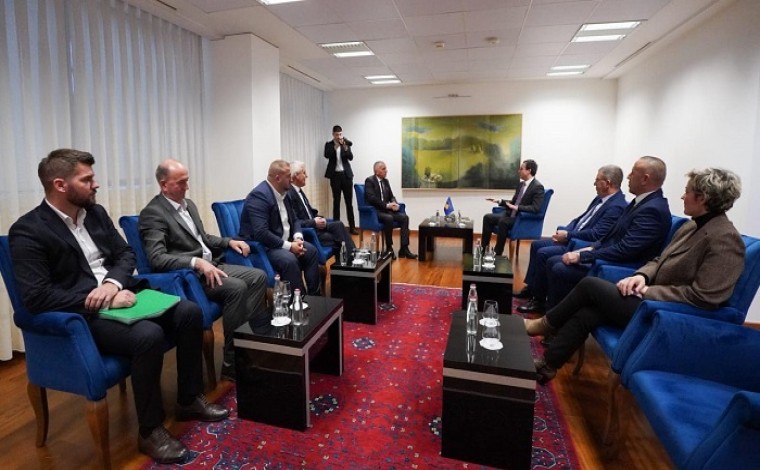 Kryeministri Kurti takon në Prishtinë partnerët e listës “Beteja politike e shqiptarëve vazhdon - Shaip Kamberi” (foto)