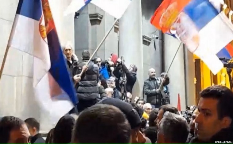 Protestuesit tentojnë të hyjnë në Kuvendin e Serbisë