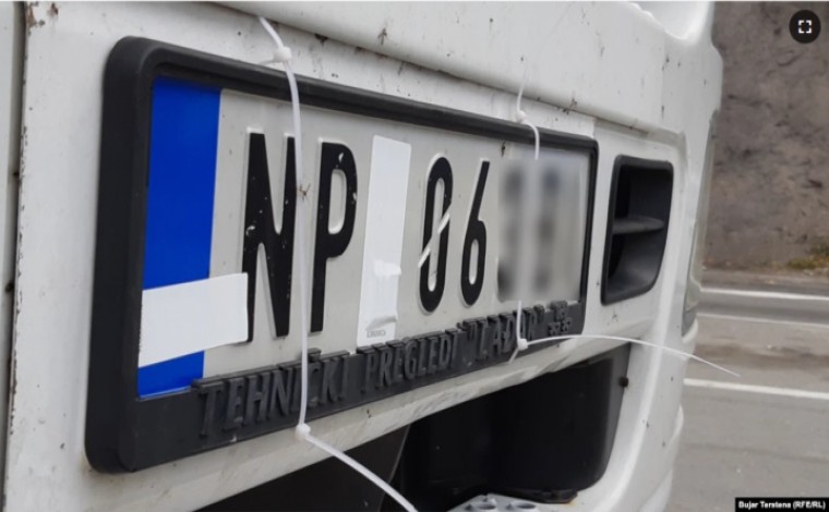 Qeveria e Kosovës largon stikerat ngjitës nga targat e Serbisë në kufi