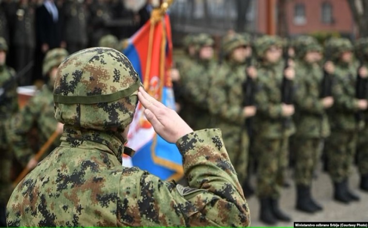 Rikthimi i shërbimit të detyrueshëm ushtarak në Serbi, pa arsye dhe çmim të qartë