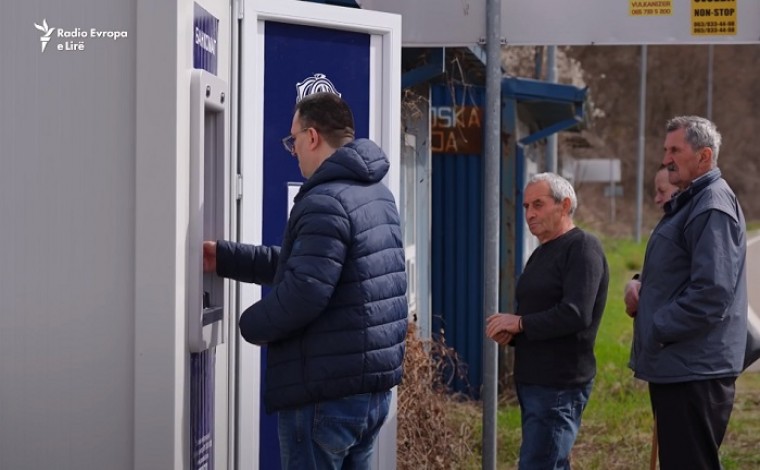 Serbët nga Kosova drejt pikës kufitare Konçul, për t’i marrë pagat e pensionet e Serbisë (video)