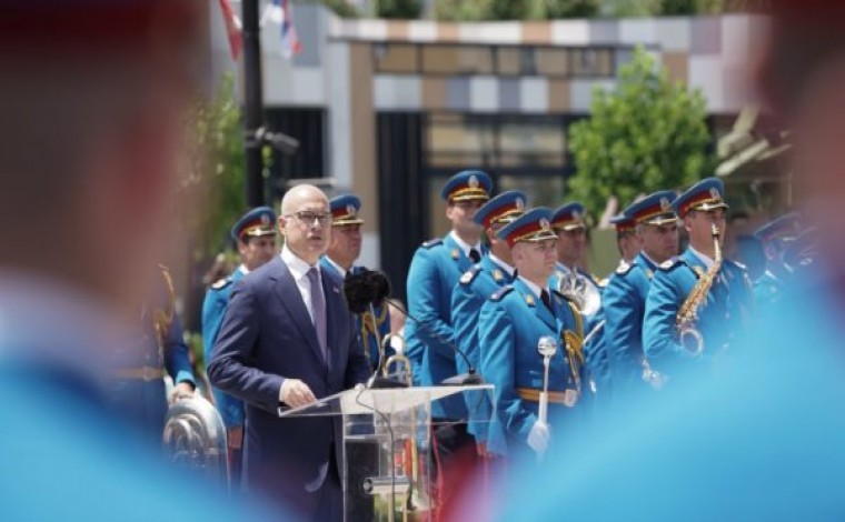 Serbia nxjerr tanket dhe armët kineze, Vuçeviç: Për Vidovdanin duhej të mblidheshim në mes të Kosovës (video)