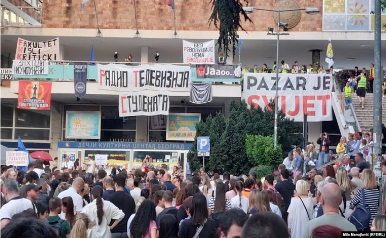 Studentët serbë i japin fund bllokadës para zyrës së transmetuesit publik