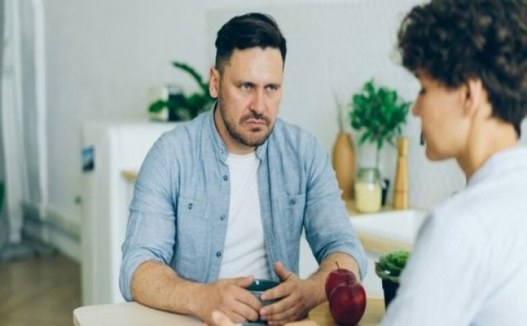Njerëzit me inteligjencë të ulët emocionale shpesh përdorin katër shprehje