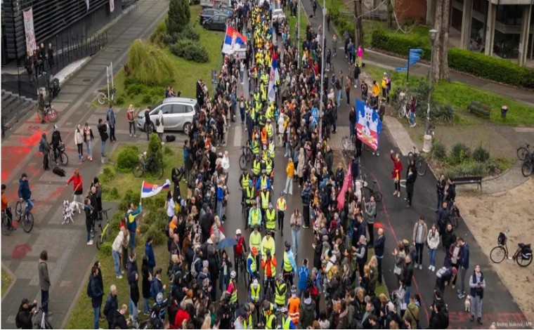 Serbi: Studentë protestues me biçikleta drejt Strazburgut
