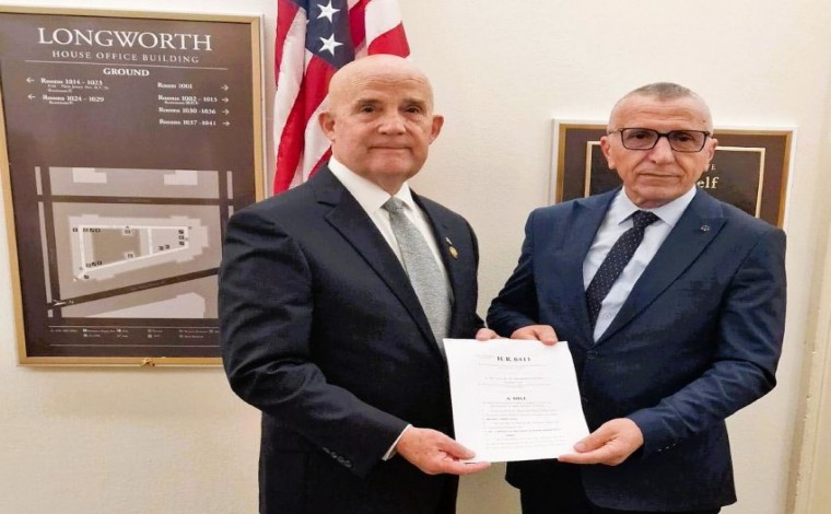 Kongresisti amerikan ia dorëzon personalisht Kamberit projektligjin për diskriminimin ndaj shqiptarëve të Luginës së Preshevës