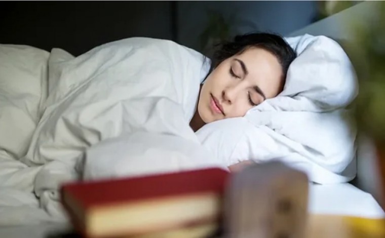 Si ndikojnë stinët në gjumin tonë!