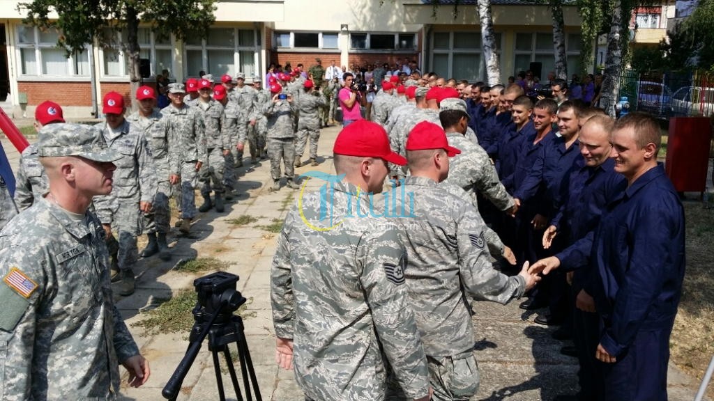 Me shtrëngim duarsh të ushtarëve amerikan dhe serb, nisë projekti në Bujanoc (Foto)