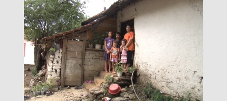 Familja Mehmeti në kushte të mjerueshme, jetojnë në nëntë metra katrorë (video)