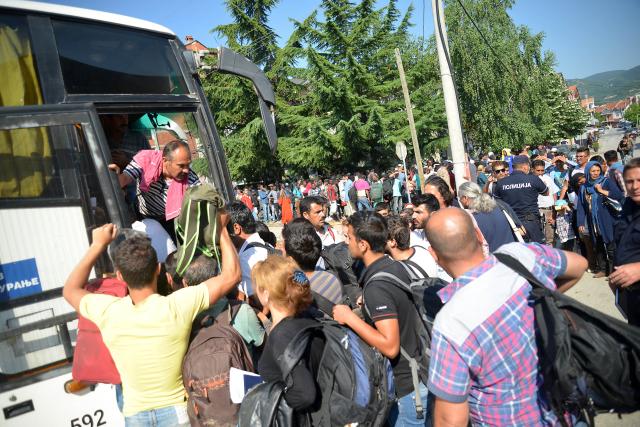 Mijëra emigrantë kanë arritur në Preshevë, mijëra po presin (Video)