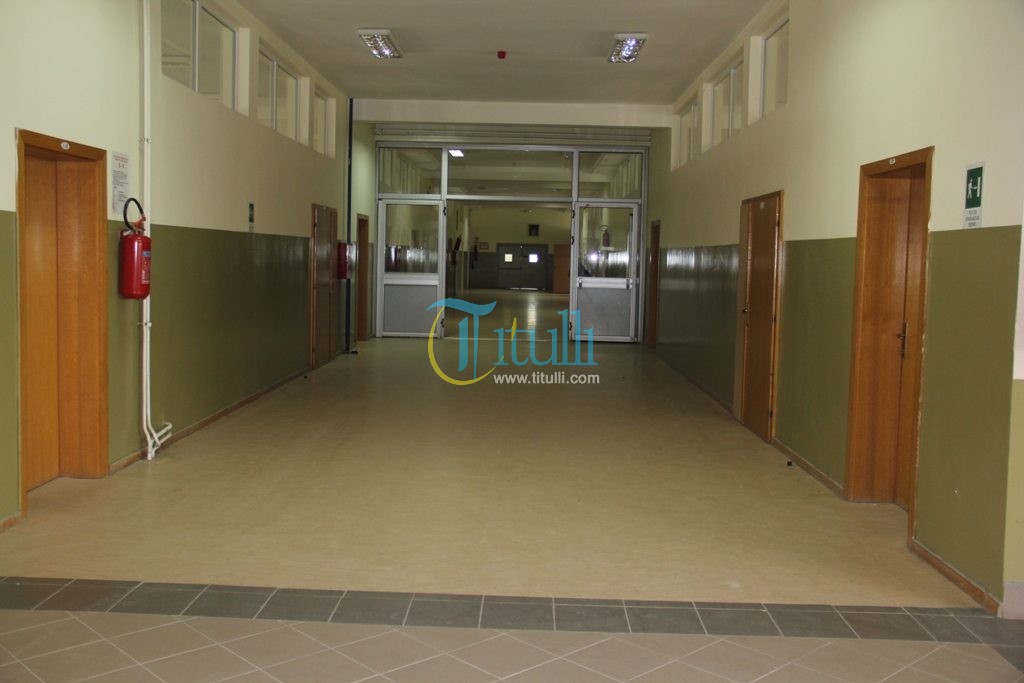 Shkolla e mesme në Bujanoc nuk mbanë mësim sot, kulmi rrezik për nxënësit e shkollës