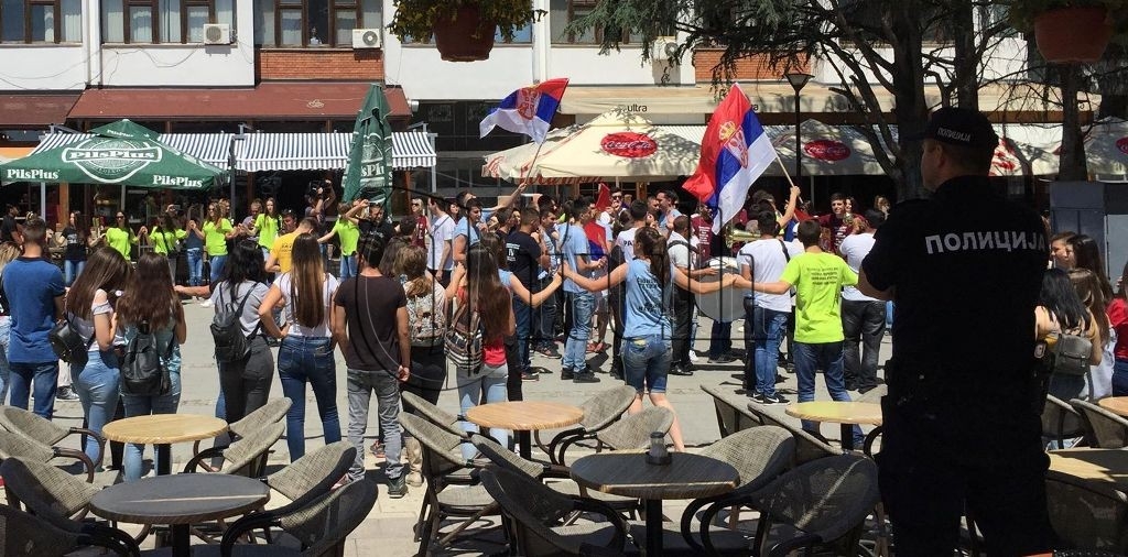 Maturantët serb i këndojnë Kosovës në zemër të Bujanocit (video)