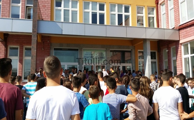 Nxënësit presin ndihmën e Këshillit Kombëtar Shqiptar për tekstet shkollore