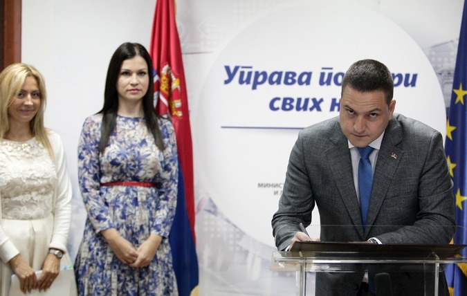 Ministri Ruzhiq shpall zgjedhjet për këshillat nacionale në Serbi për 4 nëntor