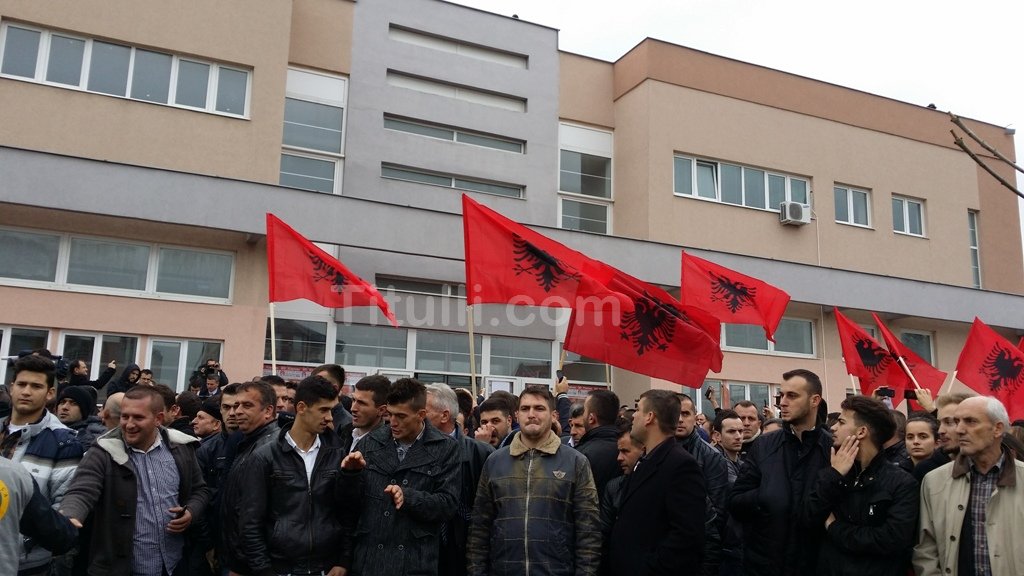 Pronarët e lokaleve të Preshevës prishën rendin publik, vendosën flamurin kombëtar?!