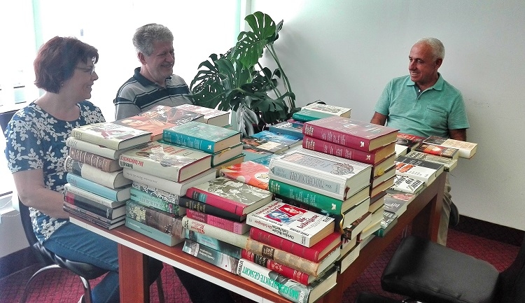 Ejup Ademi i dhuron mbi 100 libra bibliotekës "˜'Mehmet Jusufi'' në Preshevë
