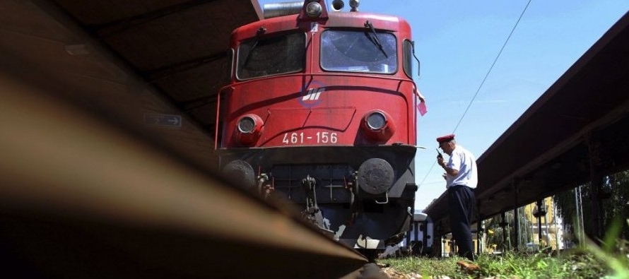 Një mashkull mbyt veten duke kërcyer nën tren