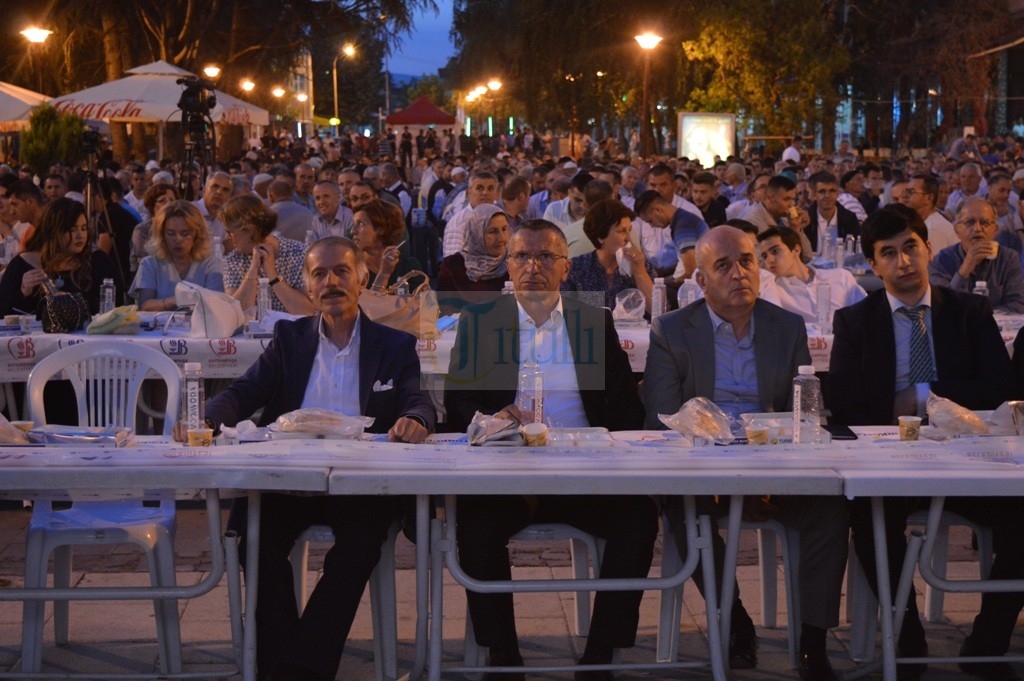 Iftari i vëllezërve nga Turqia, pushton sheshin e qytetit në Bujanoc (foto&video)