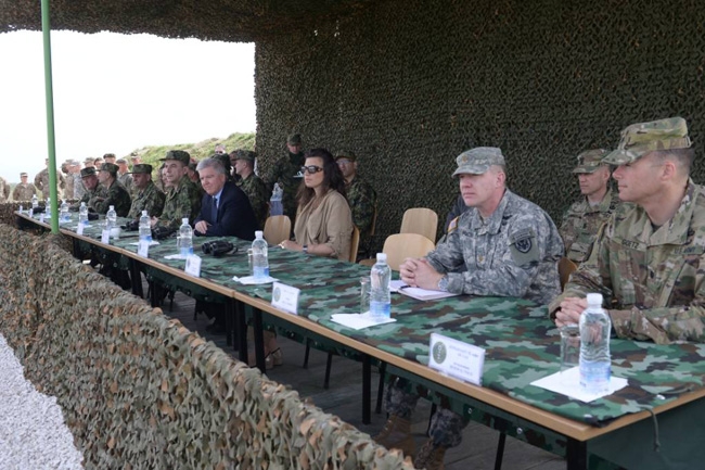 Ambasadori amerikan vizitoi ushtarët serbë dhe amerikan në bazën ushtarake "Jug" në komunën e Bujanocit