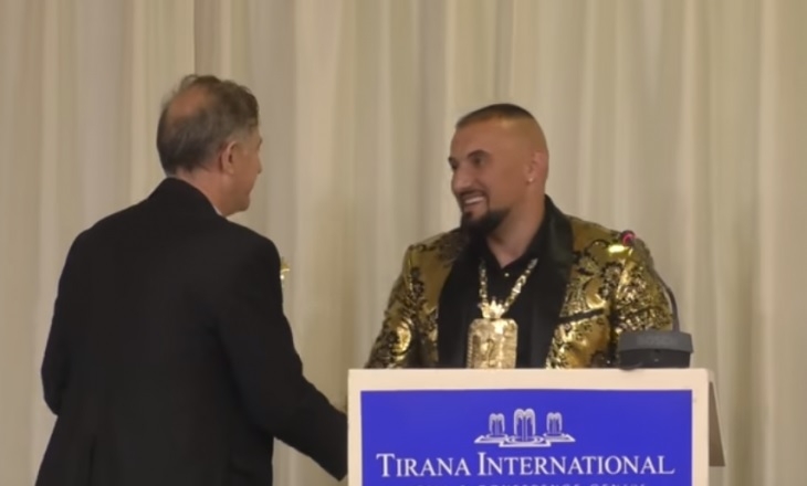 Kryetari i kuvendit të Bujanocit nderon me mirënjohje ish rojën e
