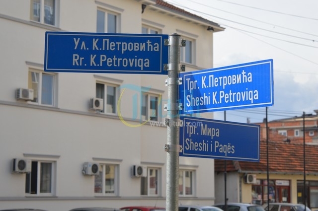 Vendosen tabelat e rrugëve në dy gjuhë, Bujanoci me dy sheshe (foto)