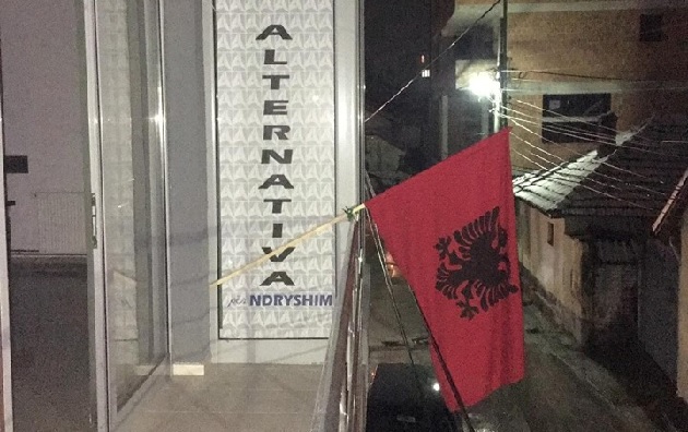 Njolloset flamuri kombëtarë në selinë e partisë në Bujanoc (video)