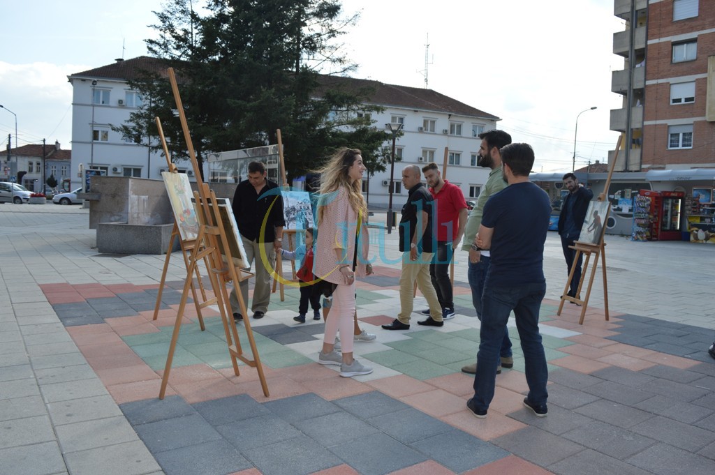 Shiten katër nga pesë pikturat e ekspozuara në sheshin e qytetit të Bujanocit