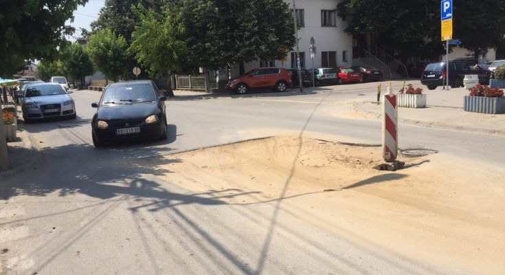 Kalimi në rrugën afër qendrës sportive sikur në terrenin e minave