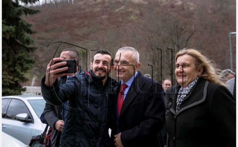 Presidentin Ilir Meta, e presin dhjetëra shqiptarë të mbetur në Medvegjë (foto)