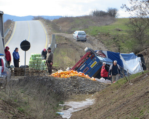 I bllokohet timoni afër Vranjës, rrokulliset kamioni