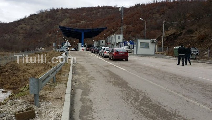 B92: Në kalimin Dheu i Bardhë-Konçul po pengohet migrimi masiv i kosovarëve