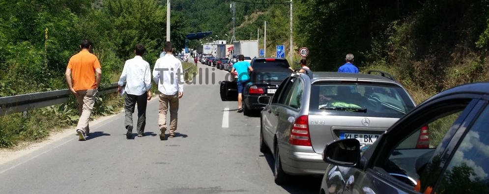 Kolona dhe pritje të gjata tek Dheu i Bardhë (foto & video)