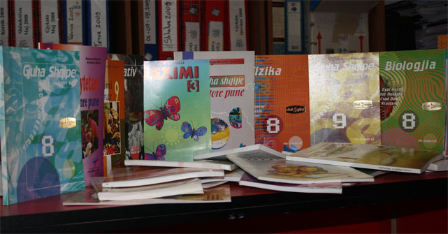 Musliu uron nxënësit, takim me Kadri Veselin dhe Arsim Bajramin për librat