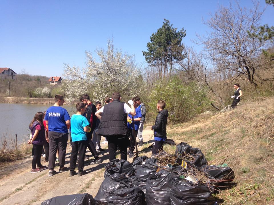 Liqeni i Bujanocit pastrohet nga vullnetarët (foto)