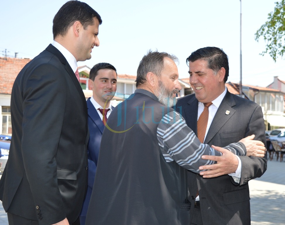 Lutfi Haziri përqafon priftin serb të Gjilanit në qendër të Bujanocit