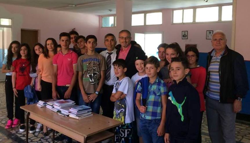 Shkrimtari nga Presheva dhuron 70 tituj librash shkollës "Migjeni" në fshatin Caravajkë