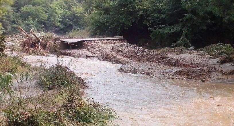 Shiu merr rrugë, ura e shtylla, ndërpitet komunikacioni Medvegjë-Kapit (foto)